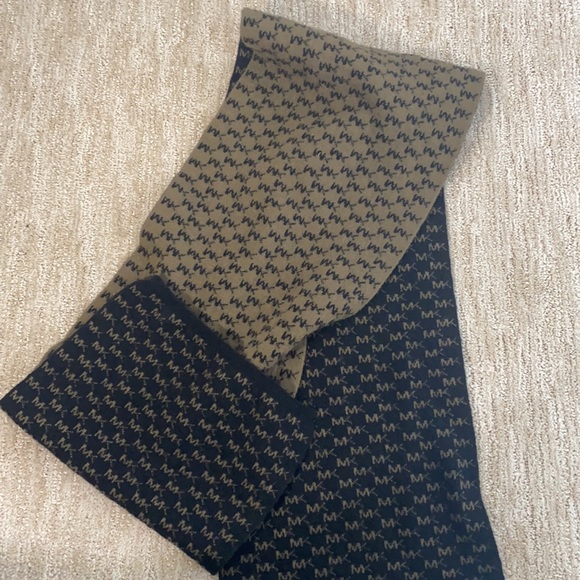 Micheal Kors Scarf - Picture 3 of 3